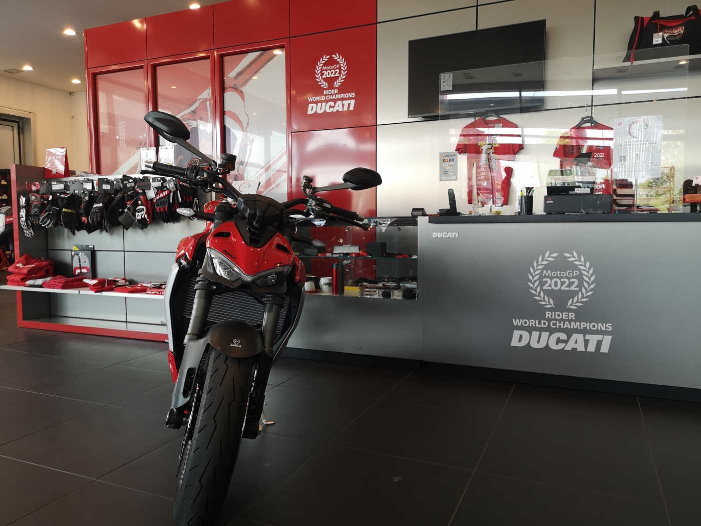 DUCATI STREETFIGHTER V2 