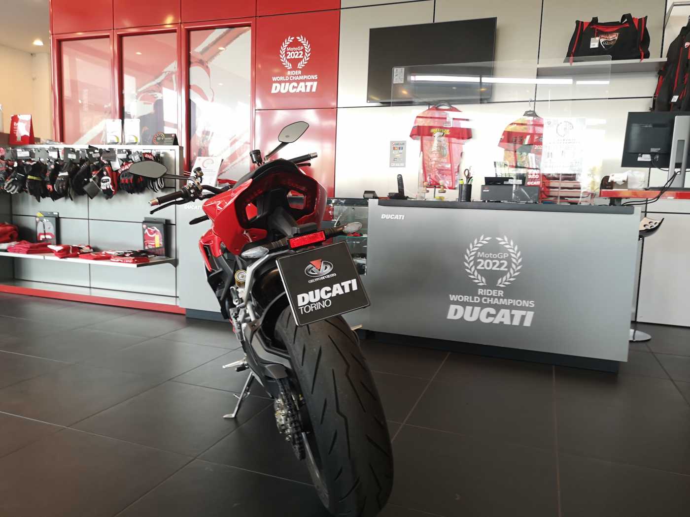 DUCATI STREETFIGHTER V2 